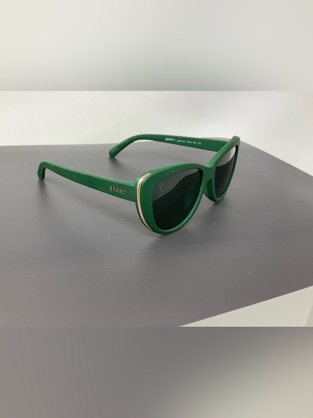 Brand New goodr Mary, Queen of Golf sunglasses scratches